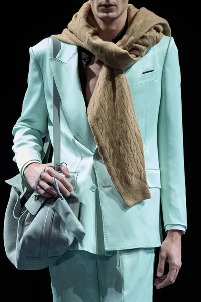 Look 19